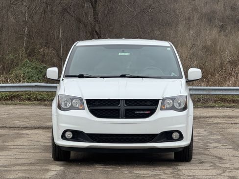 Used 2018 Dodge Grand Caravan SE image 2