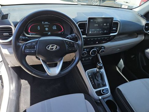 Used 2025 Hyundai Venue SEL FWD image 16