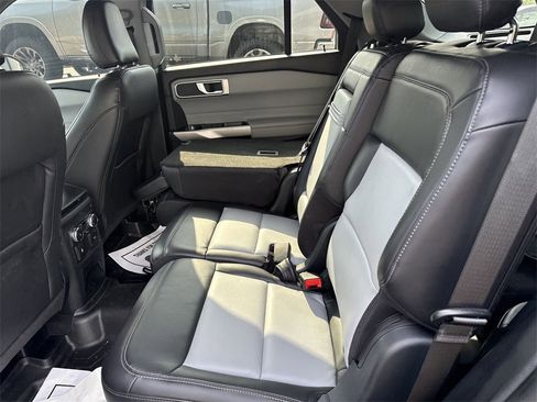 Used 2022 Ford Explorer XLT w/ Equipment Group 202A image 12