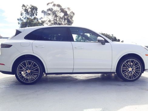 Certified 2023 Porsche Cayenne Platinum Edition image 8