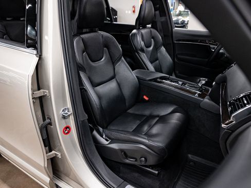 Used 2017 Volvo XC90 T6 Momentum w/ Momentum Plus Package image 15