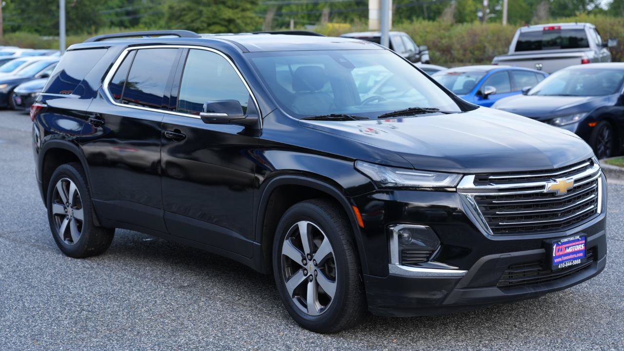 Used 2023 Chevrolet Traverse LT w/ LT Premium Package AWD/4WD image 3
