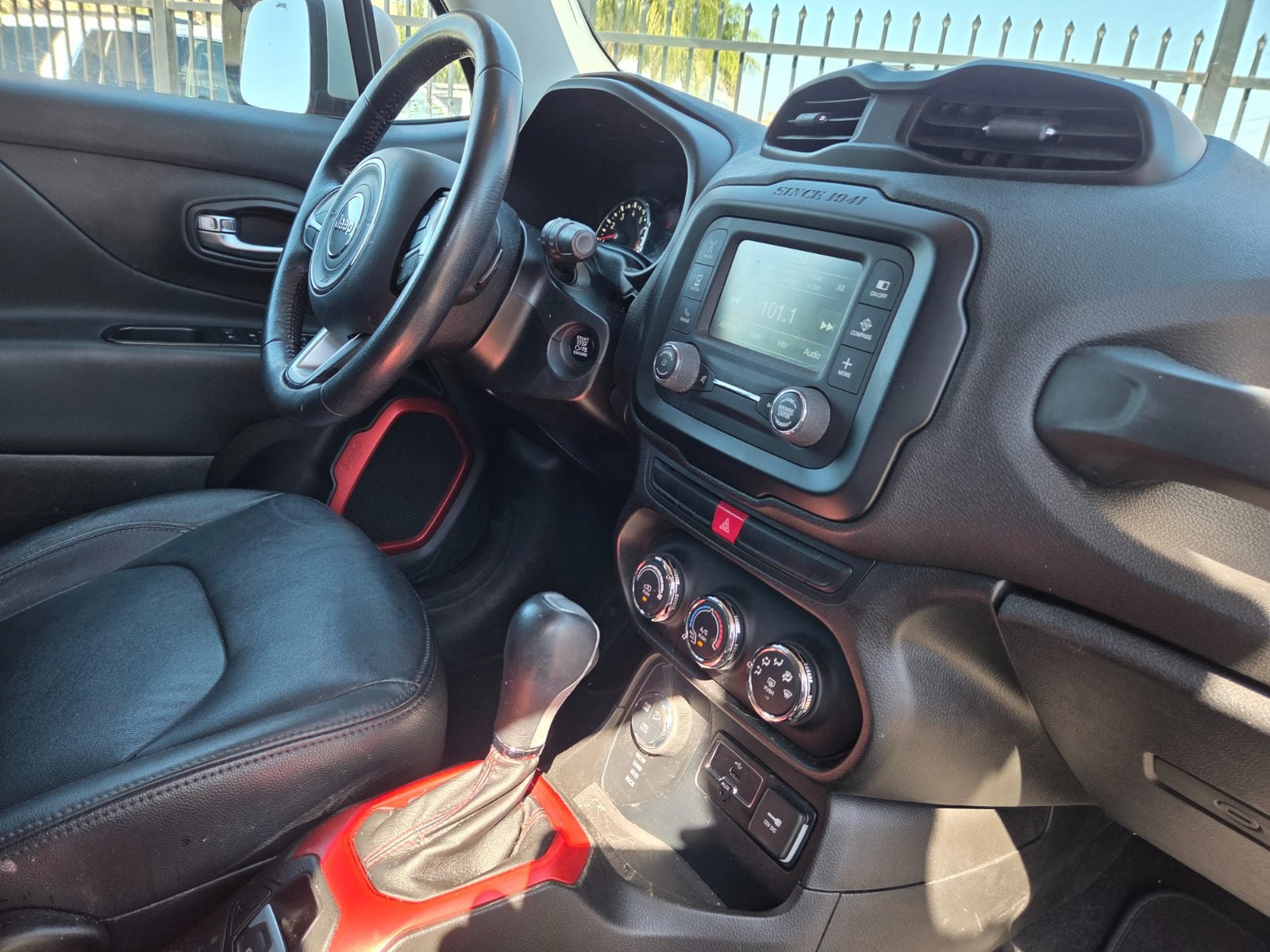 Used 2015 Jeep Renegade Trailhawk AWD/4WD image 16