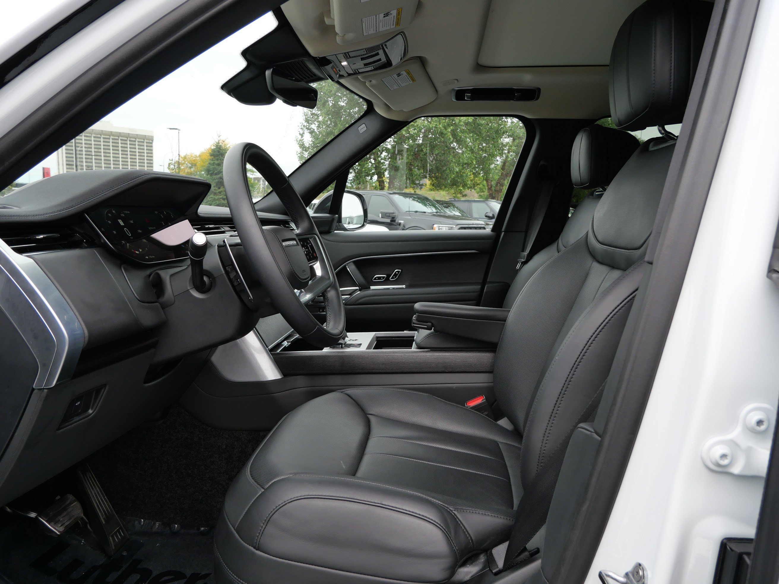 Used 2025 Land Rover Range Rover SE AWD/4WD image 11