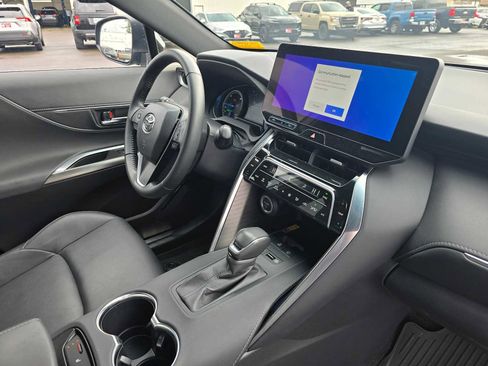 Used 2023 Toyota Venza XLE image 11