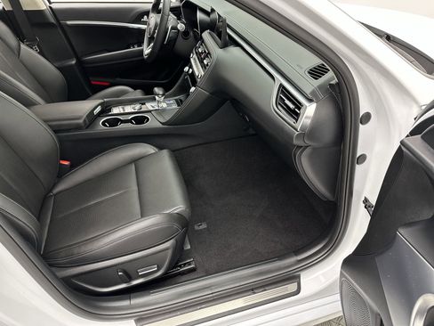 Certified 2025 Genesis G70 2.5T image 24