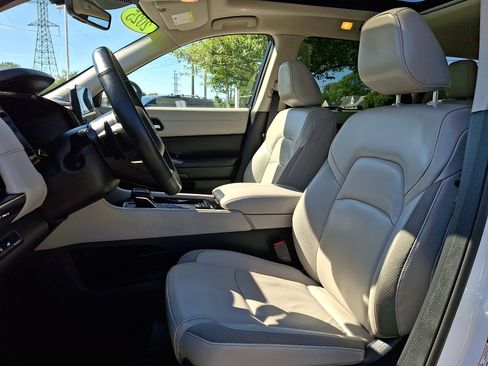 Used 2025 Nissan Pathfinder SL w/ SL Premium Package AWD/4WD image 14