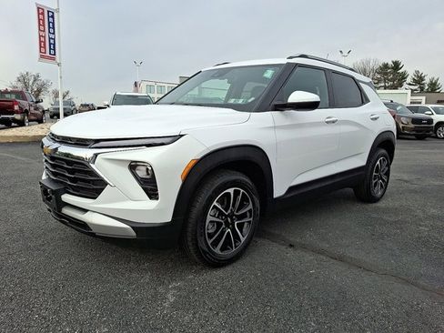 Used 2025 Chevrolet TrailBlazer LT image 3