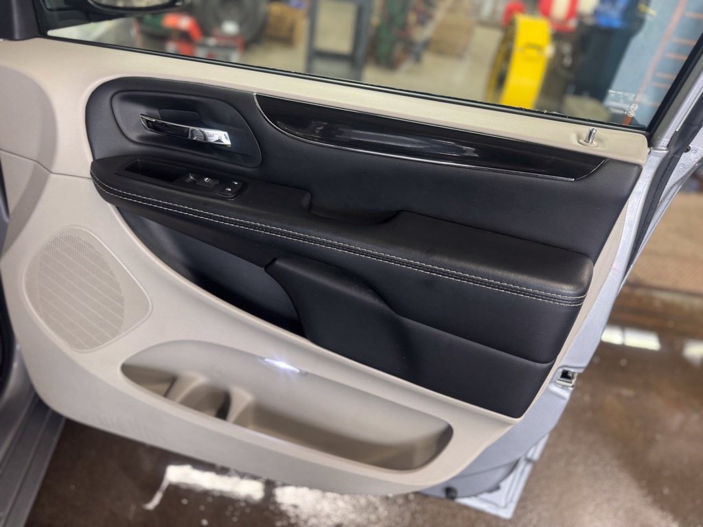 Used 2015 Dodge Grand Caravan SE FWD image 25
