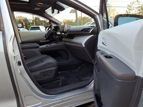 Used 2022 Toyota Sienna XSE w/ XSE Plus Package AWD/4WD image 15
