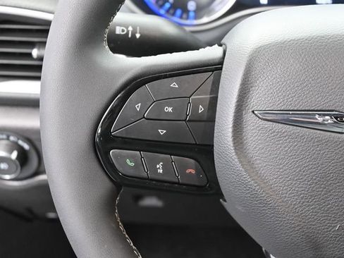 Used 2022 Chrysler Pacifica Touring-L w/ Uconnect Theater Family Group image 31