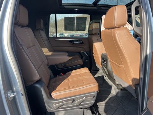 Used 2025 Chevrolet Suburban High Country image 29