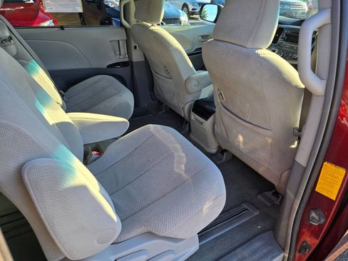 Used 2012 Toyota Sienna LE w/ Towing Pkg image 27