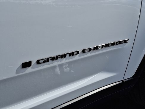 Used 2023 Jeep Grand Cherokee Limited w/ Black Appearance Package image 30