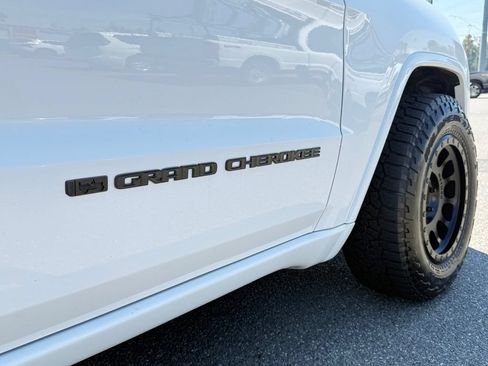 Used 2022 Jeep Grand Cherokee Laredo X AWD/4WD image 32