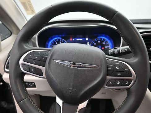 Used 2023 Chrysler Pacifica Touring-L FWD image 20
