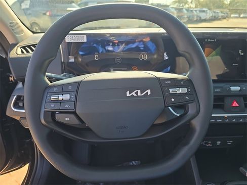 New 2025 Kia K4 LXS image 31