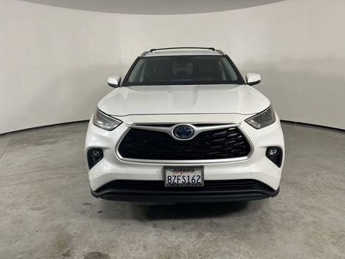 Used 2022 Toyota Highlander XLE AWD/4WD image 3