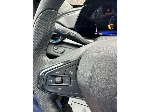 Used 2025 Chevrolet Trax LT FWD image 23