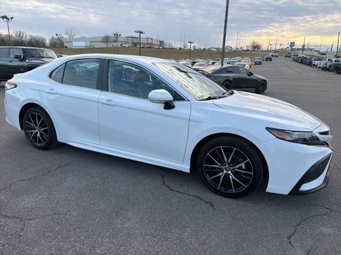Used 2024 Toyota Camry SE image 10