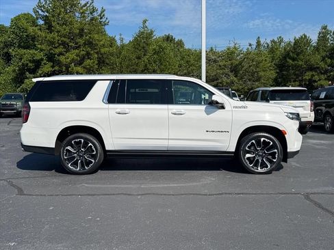 Used 2024 Chevrolet Suburban High Country w/ Advanced Technology Package AWD/4WD image 2