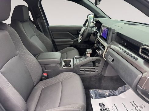 Used 2025 Toyota Tacoma SR5 AWD/4WD image 15