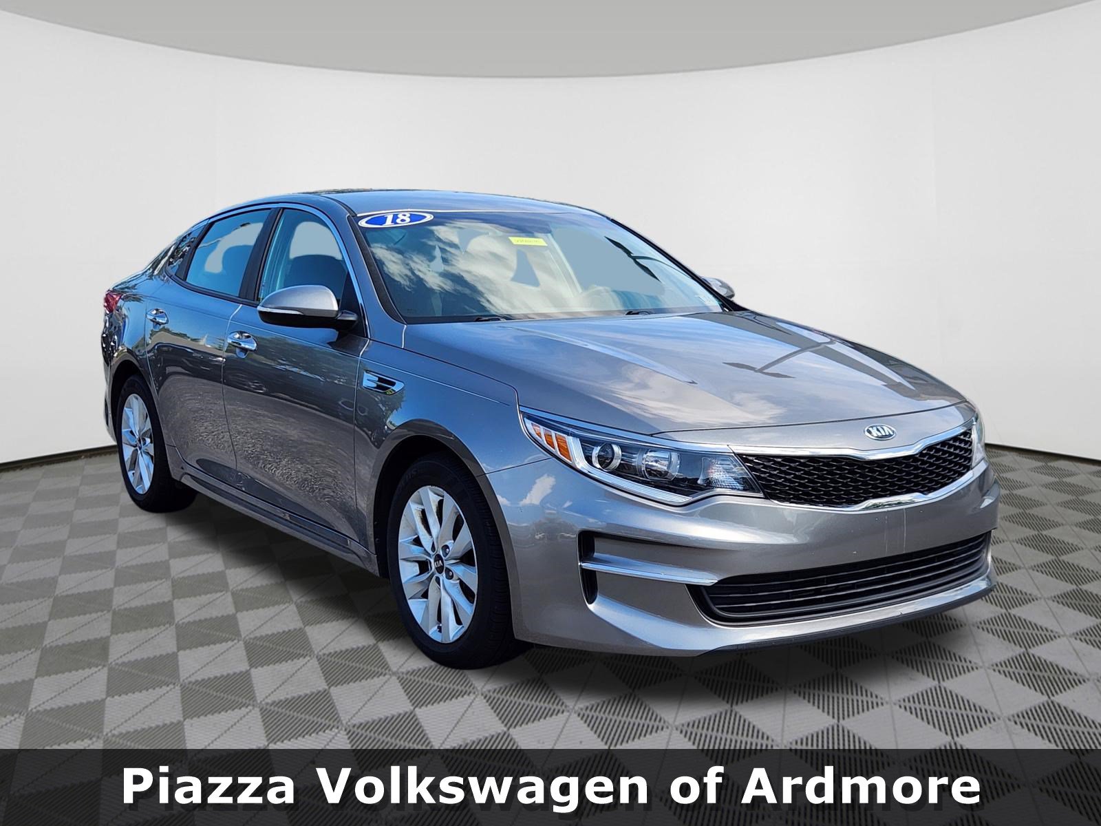 Used 2018 Kia Optima LX w/ 17" Alloy Wheels Package FWD image 1