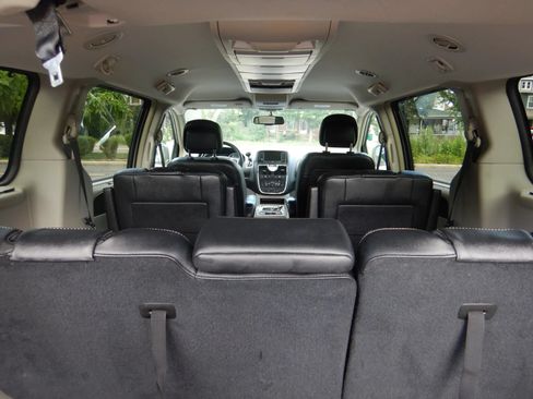 Used 2016 Chrysler Town & Country Touring w/ Driver Convenience Group FWD image 26