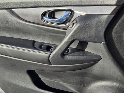 Used 2020 Nissan Rogue SV image 18