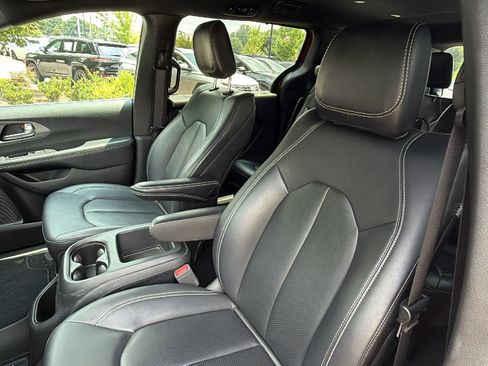 Used 2025 Chrysler Pacifica Select FWD image 17