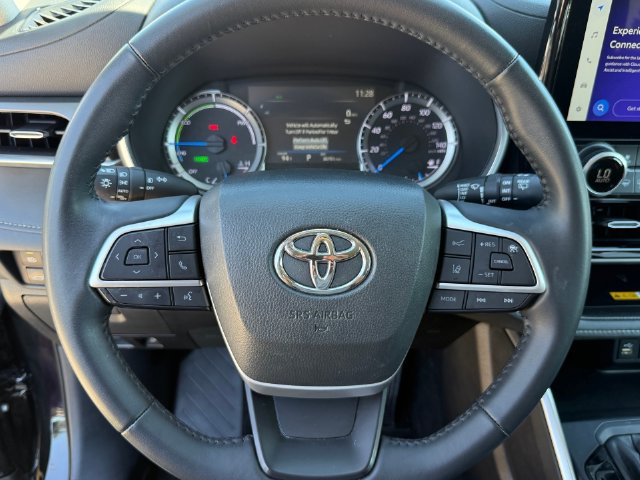 Used 2024 Toyota Highlander XLE FWD image 17