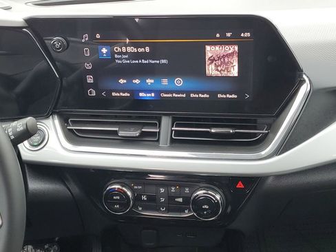 Used 2025 Chevrolet Trax LT w/ LT Convenience Package image 29