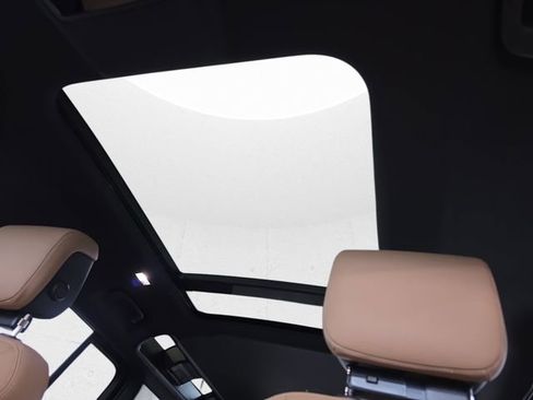 Used 2025 Land Rover Defender 110 X-Dynamic SE image 28