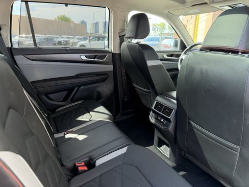 Used 2024 Volkswagen Atlas Peak Edition SE AWD/4WD image 41