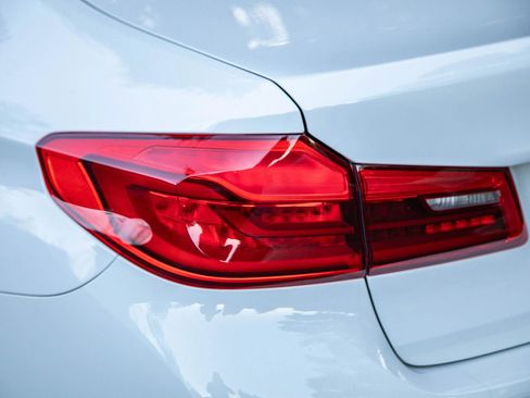 Used 2019 BMW 530e w/ Convenience Package image 8