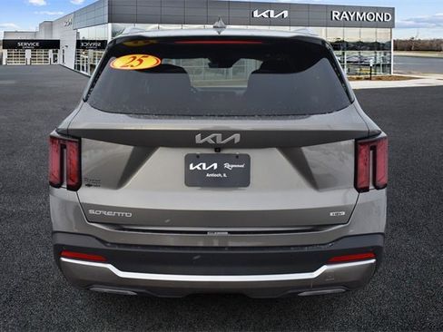 Certified 2025 Kia Sorento EX image 4