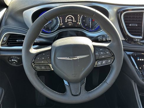 Used 2025 Chrysler Pacifica Limited image 16
