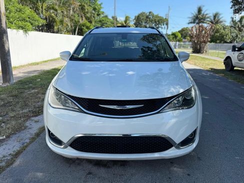 Used 2019 Chrysler Pacifica Touring-L FWD image 6
