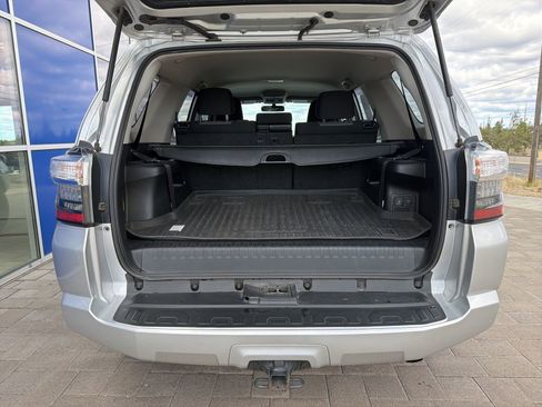 Used 2018 Toyota 4Runner SR5 AWD/4WD image 9