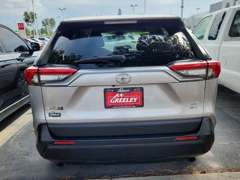 Used 2022 Toyota RAV4 LE AWD/4WD image 4