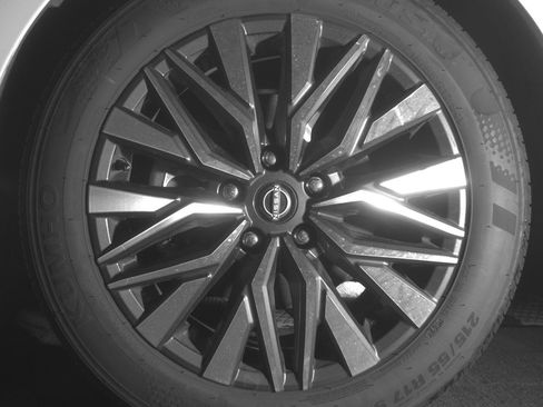 Used 2025 Nissan Altima 2.5 SV FWD image 12
