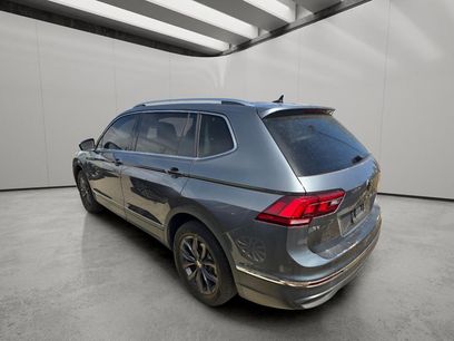Used 2022 Volkswagen Tiguan SE w/ Panoramic Sunroof Package