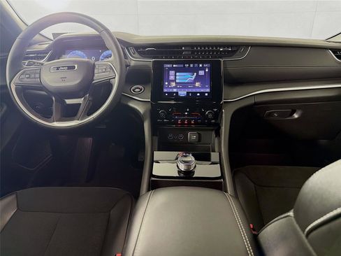 Used 2024 Jeep Grand Cherokee Altitude image 23