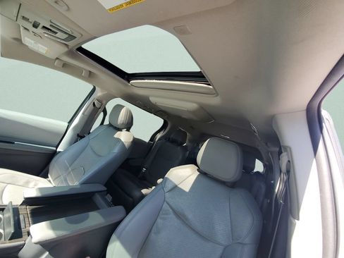 Used 2023 Toyota Sienna Limited FWD image 20