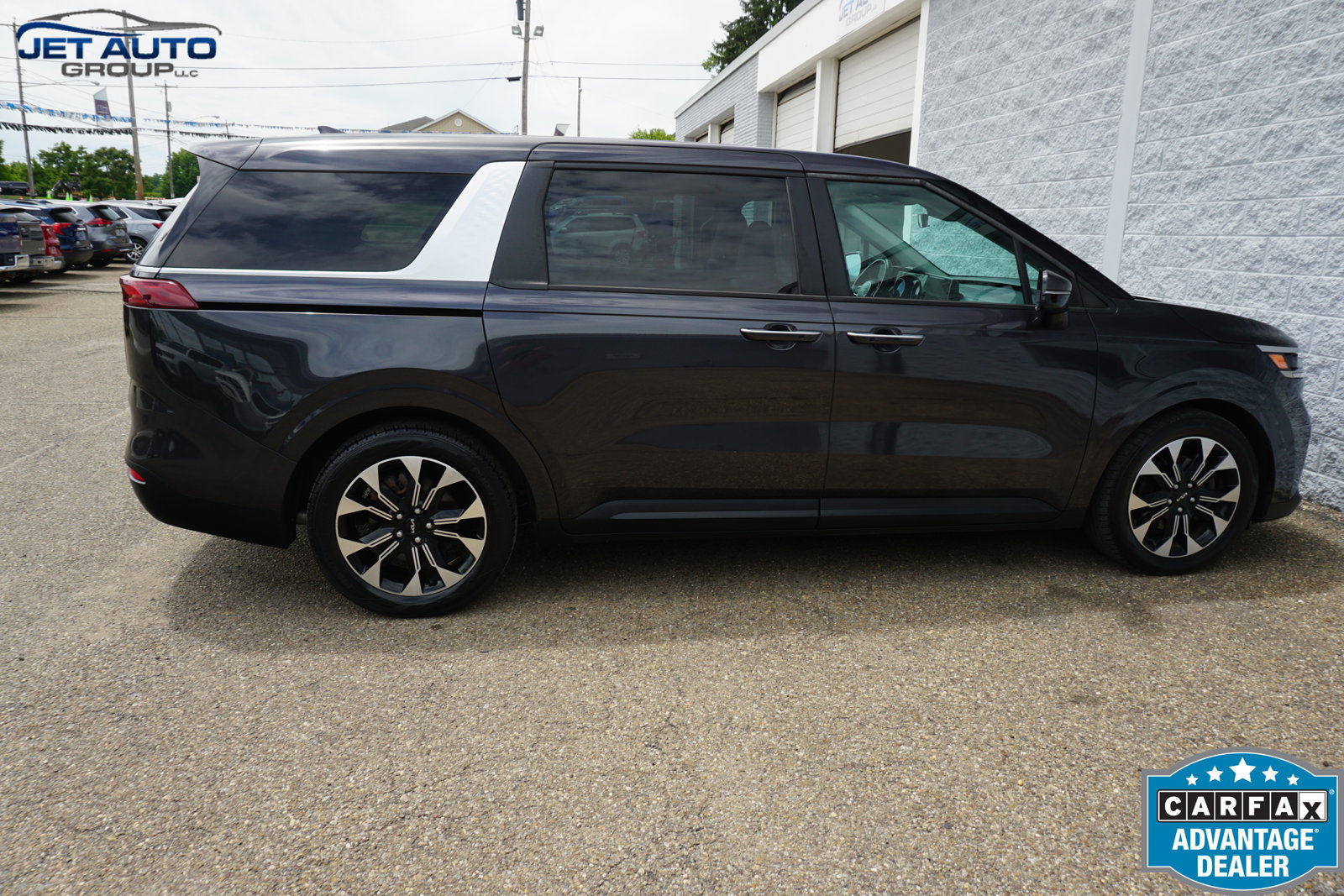 Used 2023 Kia Carnival EX FWD image 12