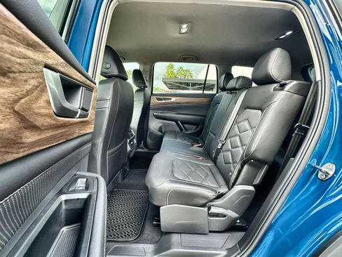 Used 2025 Volkswagen Atlas SE image 13