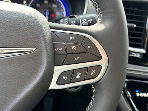 New 2026 Chrysler Pacifica Limited w/ Uconnect Theater Family Group image 7