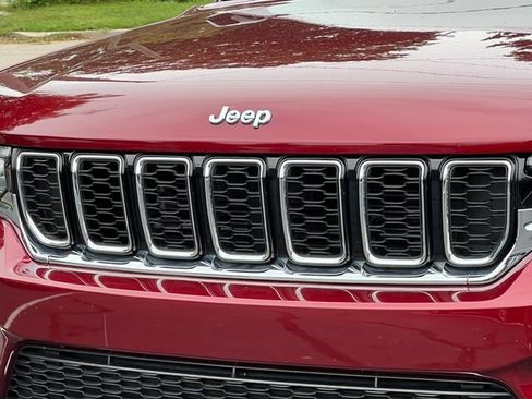 Used 2023 Jeep Grand Cherokee Limited AWD/4WD image 44