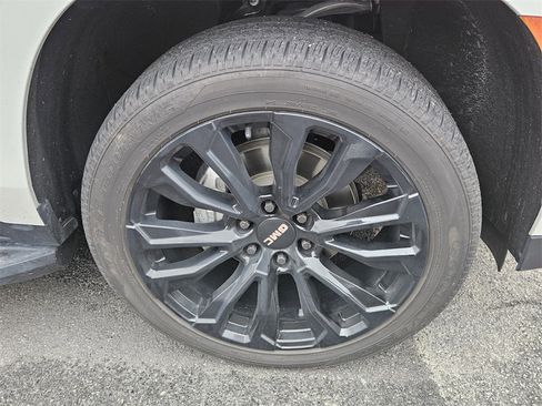 Used 2022 GMC Yukon SLT w/ SLT Premium Package image 4