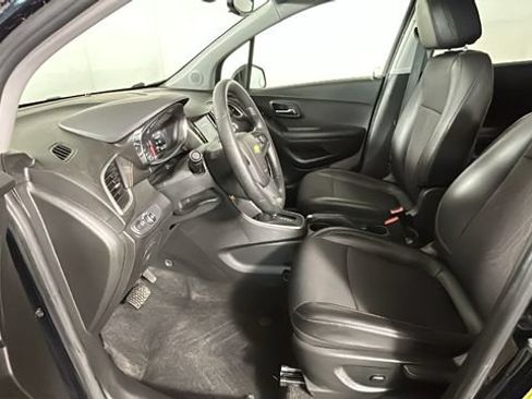 Used 2021 Chevrolet Trax LT FWD image 11